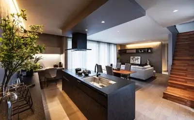 モダニズムの追求。家族の絆を深めるリビングとフラットに繋がるタイルテラスのある住まい