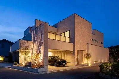 閑静な住宅街に佇む、ラグジュアリーなリゾートハウス